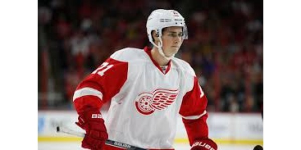 Larkin tecknar ett femårigt kontrakt med Red Wings